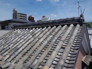 京都市上京区今出川通、寺町通下ルの古い蔵の屋根修理