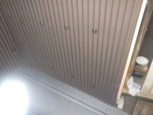 京都市東山区の店舗屋根工事　④（トタン板を貼る工事）