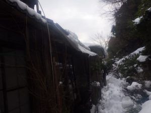 京都市山科区にて雪害による屋根修理（ポリカーボネート板、損傷）