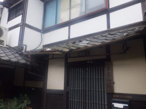 京都市山科区の雪害による屋根修理　③（玄関、軒先、雨樋、損傷）