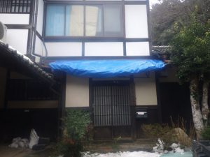 京都市山科区の雪害による屋根修理　③（玄関、軒先、雨樋、損傷）