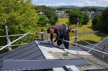 京都市西京区 老朽化した屋根のカバー工法（重ね張り工事）
